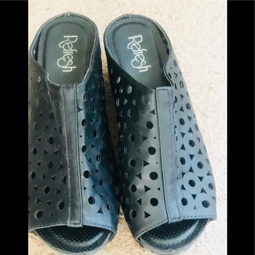 Refresh Black Circle Shoes